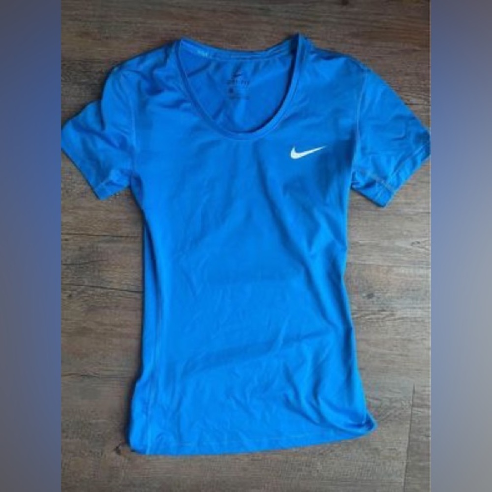 Small women’s Nike athletic tee